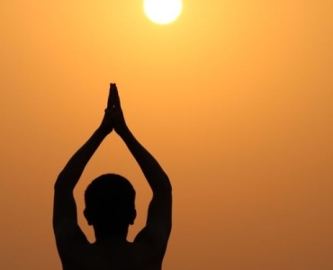 Réveillez votre énergie : une routine matinale inspirée du yoga pour bien commencer la journée