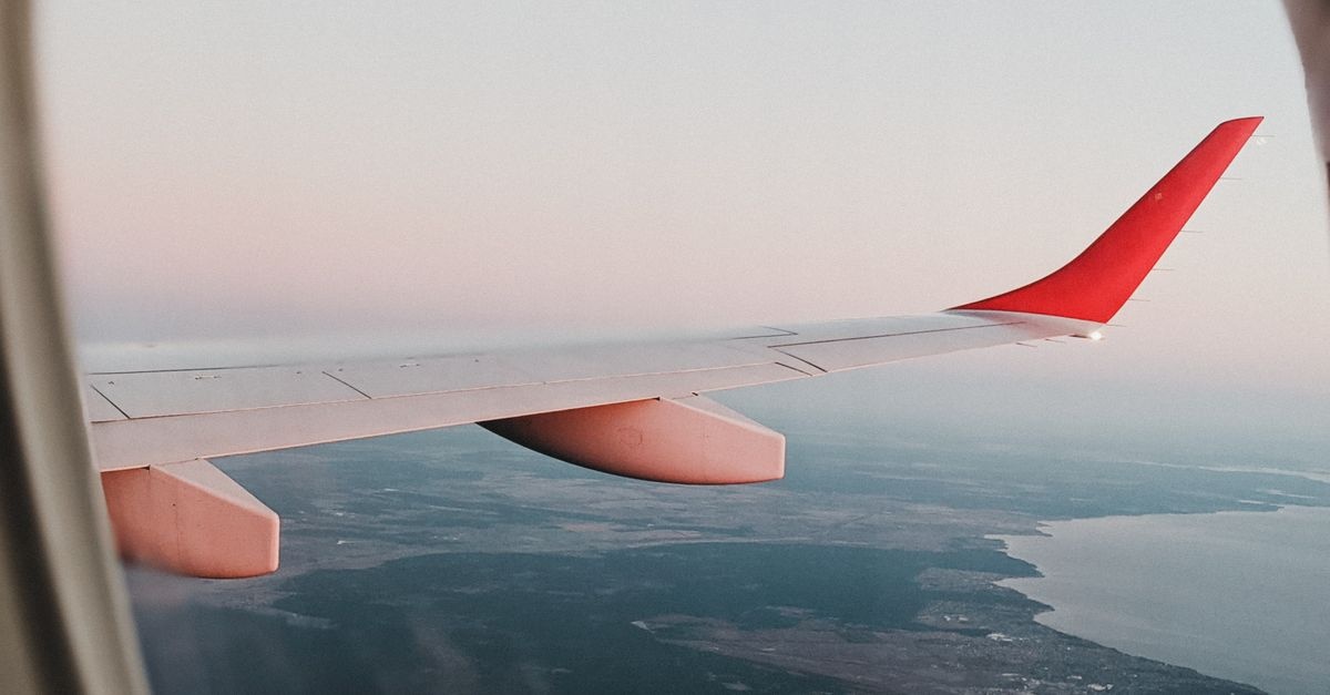 Voyager en avion avec des enfants : astuces et idées pour un vol serein en famille