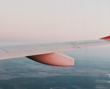 Voyager en avion avec des enfants : astuces et idées pour un vol serein en famille