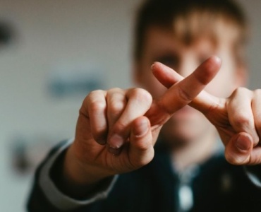 Fixer des limites avec bienveillance : 15 exemples concrets pour aider les enfants à grandir