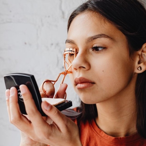 Cils recourbés en un clin d’œil : le guide pour maîtriser le recourbe-cils sans faux pas