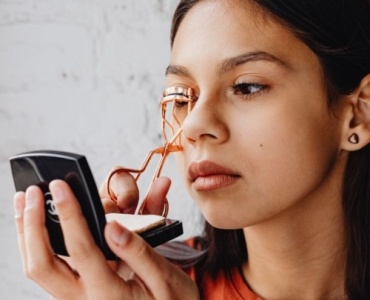 Cils recourbés en un clin d’œil : le guide pour maîtriser le recourbe-cils sans faux pas