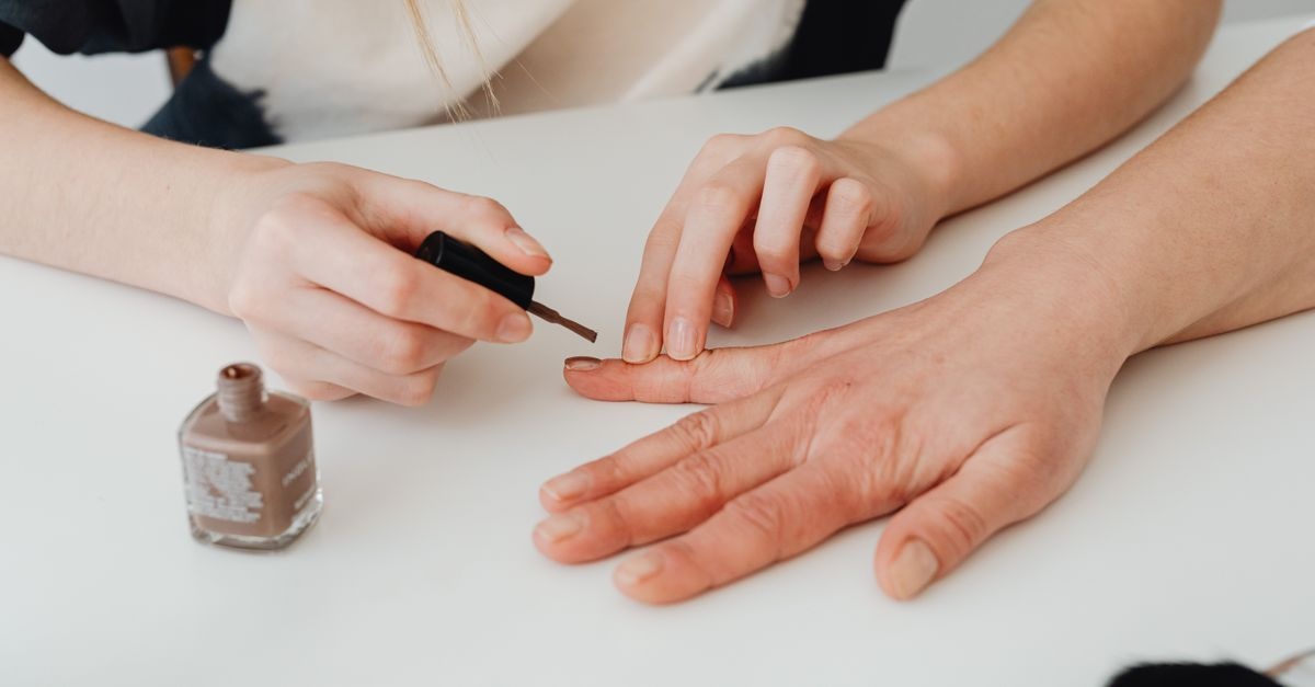 Des ongles impeccables pendant des jours : le guide pour un vernis qui tient vraiment