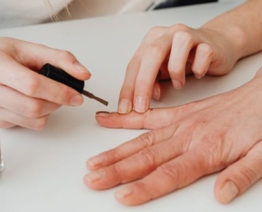 Des ongles impeccables pendant des jours : le guide pour un vernis qui tient vraiment
