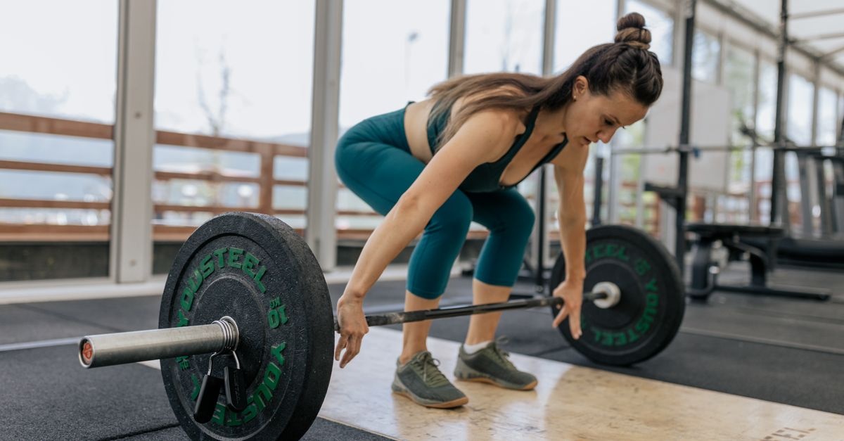 Soulevé de terre roumain au féminin : technique, bienfaits et programme pour des jambes fortes