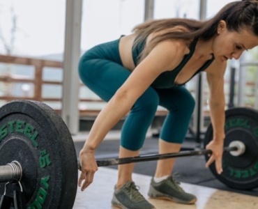 Soulevé de terre roumain au féminin : technique, bienfaits et programme pour des jambes fortes