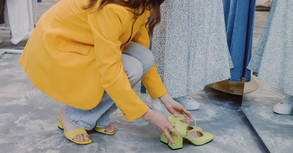 Oser la couleur : 10 astuces pour harmoniser des chaussures colorées avec votre tenue
