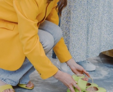 Oser la couleur : 10 astuces pour harmoniser des chaussures colorées avec votre tenue