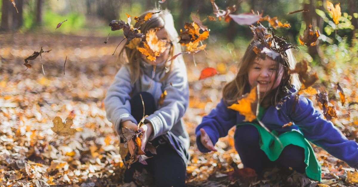 Du soleil à la pluie : aider les enfants à vivre en douceur le changement de saison