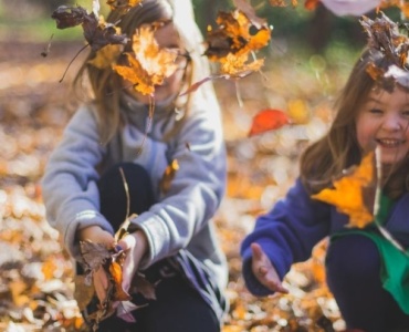 Du soleil à la pluie : aider les enfants à vivre en douceur le changement de saison