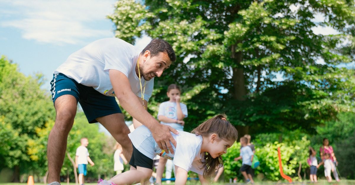 Élever des enfants confiants : 7 clés simples pour nourrir l’estime de soi au quotidien