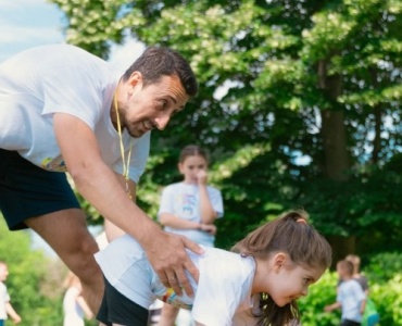 Élever des enfants confiants : 7 clés simples pour nourrir l’estime de soi au quotidien