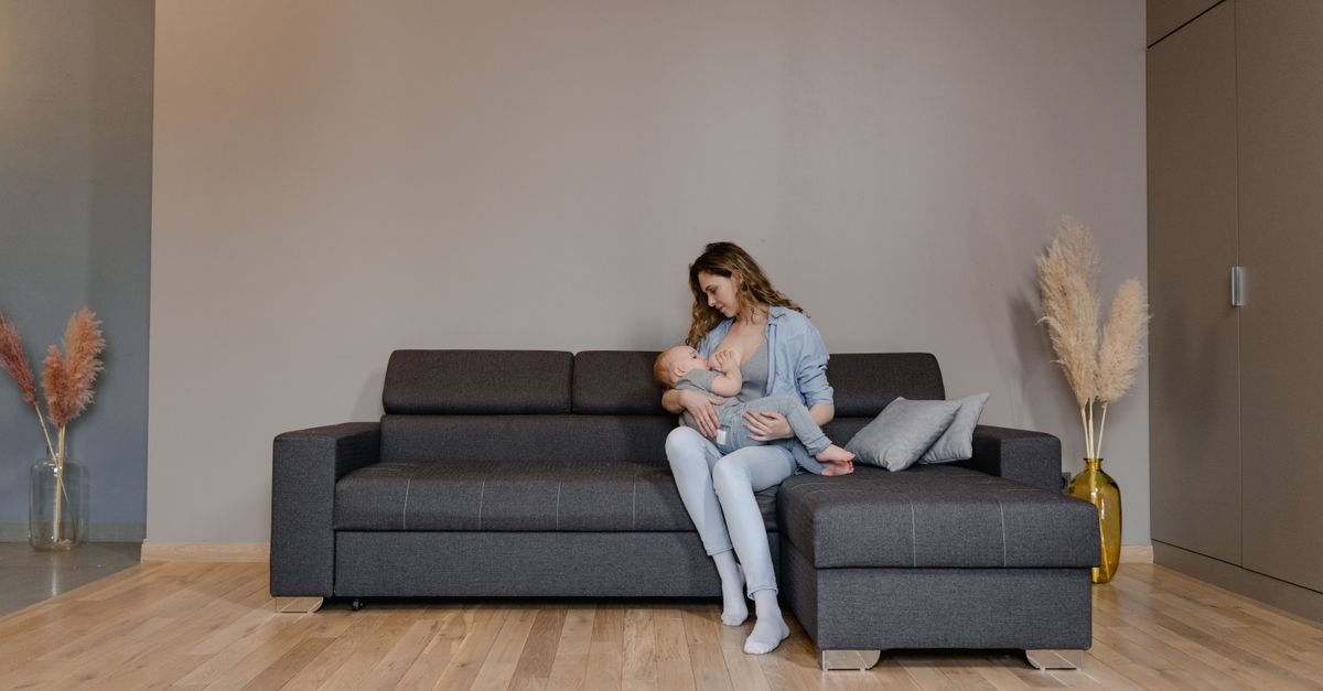 Allaiter avec style : des tenues douces, pratiques et élégantes pour le quotidien