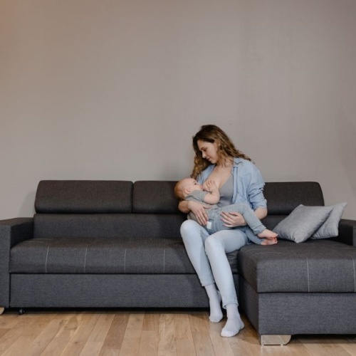 Allaiter avec style : des tenues douces, pratiques et élégantes pour le quotidien