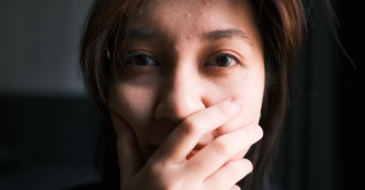 Boutons sur le front : 9 causes surprenantes et comment les éviter
