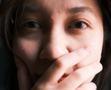 Boutons sur le front : 9 causes surprenantes et comment les éviter