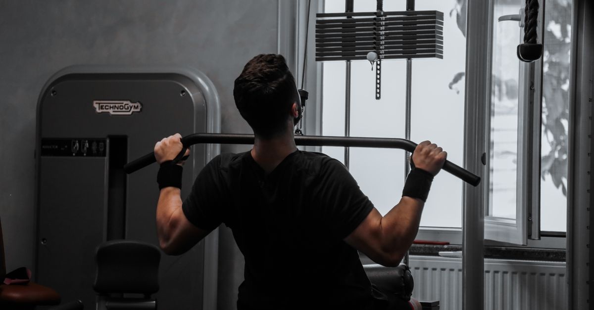 Tirage à la poulie basse : l’exercice secret pour une posture plus droite et un dos plus fort