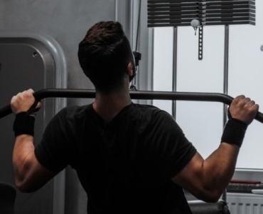 Tirage à la poulie basse : l’exercice secret pour une posture plus droite et un dos plus fort