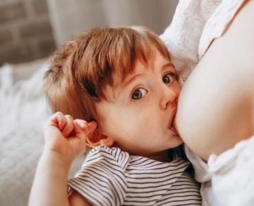 Sevrage en douceur : comment passer du sein au biberon (ou au solide) sans stress