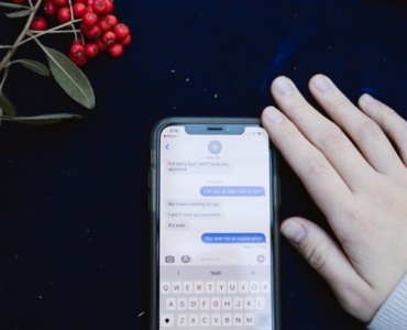 Que lui écrire après le premier rendez-vous ? Messages malins pour relancer la magie