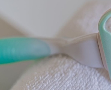 Dites adieu aux irritations : comment choisir le rasoir idéal pour une peau sensible