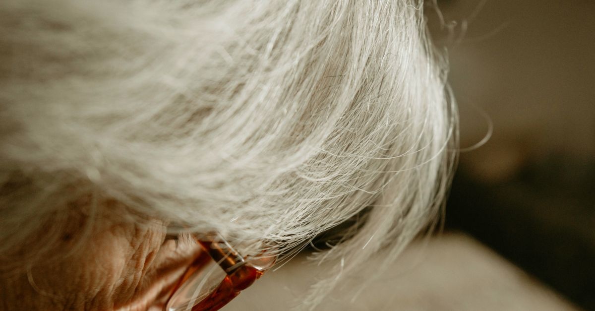 Révélez l’éclat de vos cheveux gris : astuces pour une brillance irrésistible