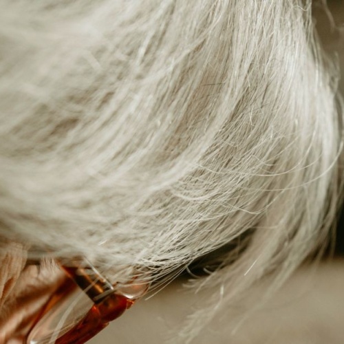 Révélez l’éclat de vos cheveux gris : astuces pour une brillance irrésistible