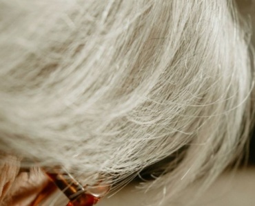 Révélez l’éclat de vos cheveux gris : astuces pour une brillance irrésistible