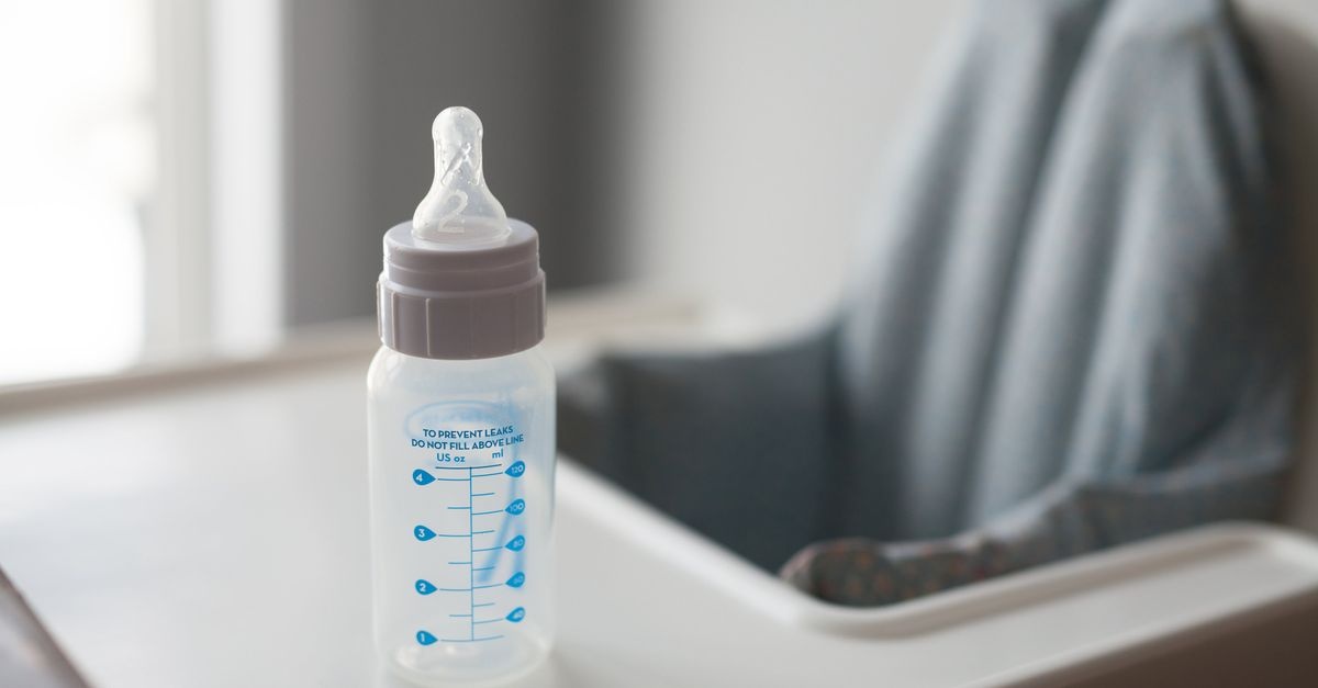 Adieu au biberon : 7 astuces douces pour aider votre enfant à passer au gobelet sans stress
