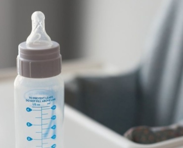 Adieu au biberon : 7 astuces douces pour aider votre enfant à passer au gobelet sans stress