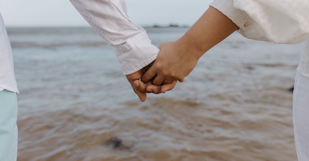Quand l’amour donne envie de fuir : comprendre et apprivoiser l’attachement évitant dans le couple