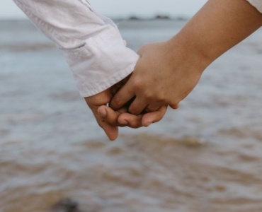 Quand l’amour donne envie de fuir : comprendre et apprivoiser l’attachement évitant dans le couple