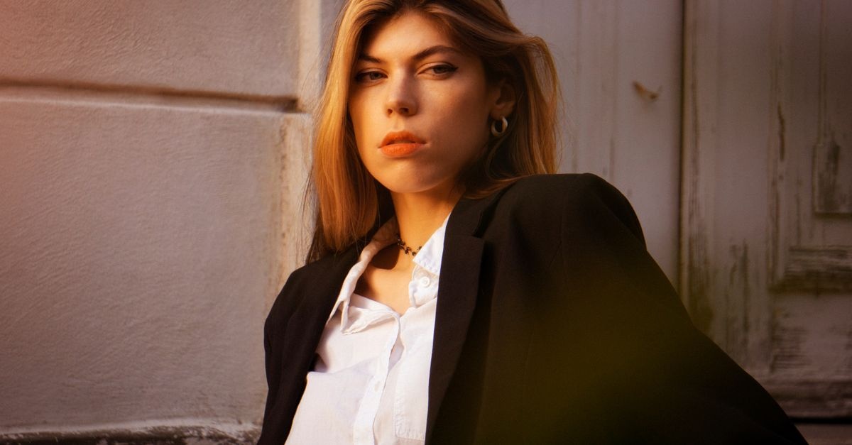 10 idées de looks chics et modernes avec un blazer noir