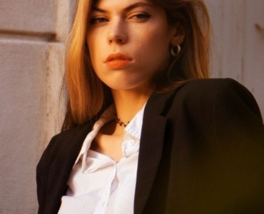 10 idées de looks chics et modernes avec un blazer noir