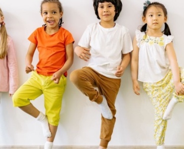 Petits funambules en action : des jeux d’équilibre ludiques pour enfants
