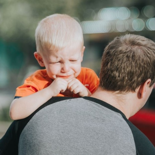 Quand les larmes coulent : 7 clés bienveillantes pour apaiser les pleurs de votre enfant