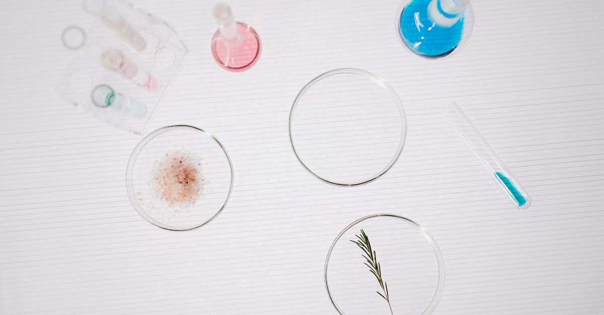 Ingrédients comédogènes : comment repérer les cosmétiques qui bouchent les pores et protéger sa peau