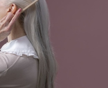 Ménopause et cheveux : comment retrouver volume, force et éclat au quotidien