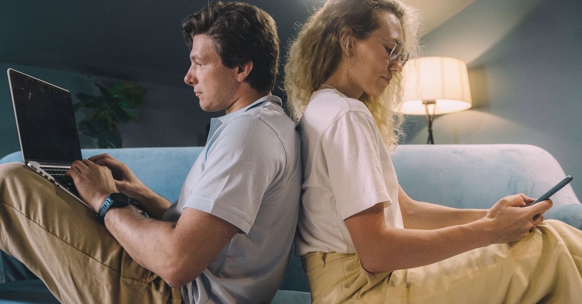 Couple à l’ère du digital : bâtir une confiance solide entre messages, réseaux et vie privée