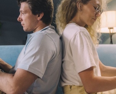 Couple à l’ère du digital : bâtir une confiance solide entre messages, réseaux et vie privée
